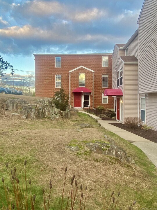 4 Heather Ridge in Shelton, CT - Building Photo