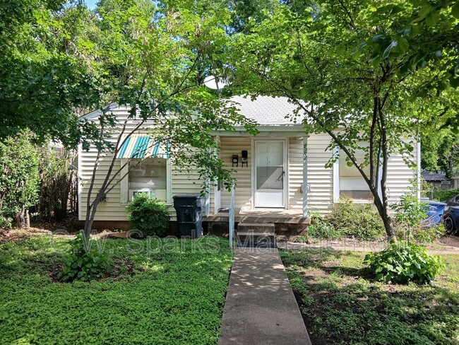 property at 2909 W Clarendon Dr
