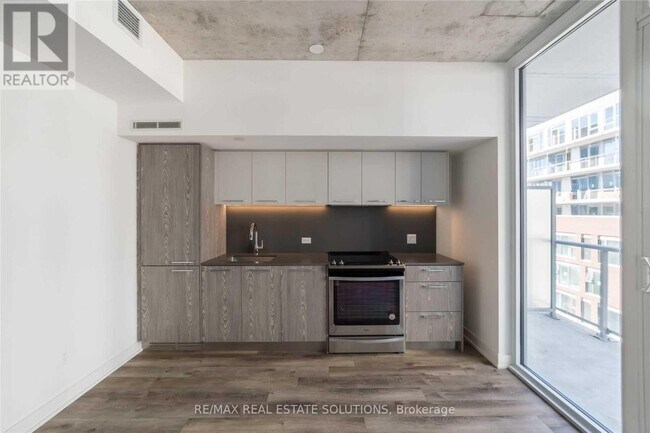 15 Baseball Pl in Toronto, ON - Building Photo - Building Photo