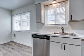 847 NE 55th Ave in Portland, OR - Building Photo - Building Photo