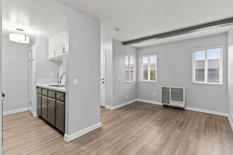 533 E 11th St in Long Beach, CA - Building Photo - Building Photo