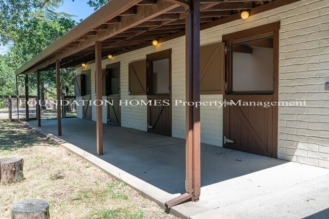 561 Wilson Ave in Novato, CA - Foto de edificio - Building Photo