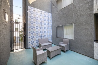 Victory Apartments in North Hollywood, CA - Foto de edificio - Building Photo