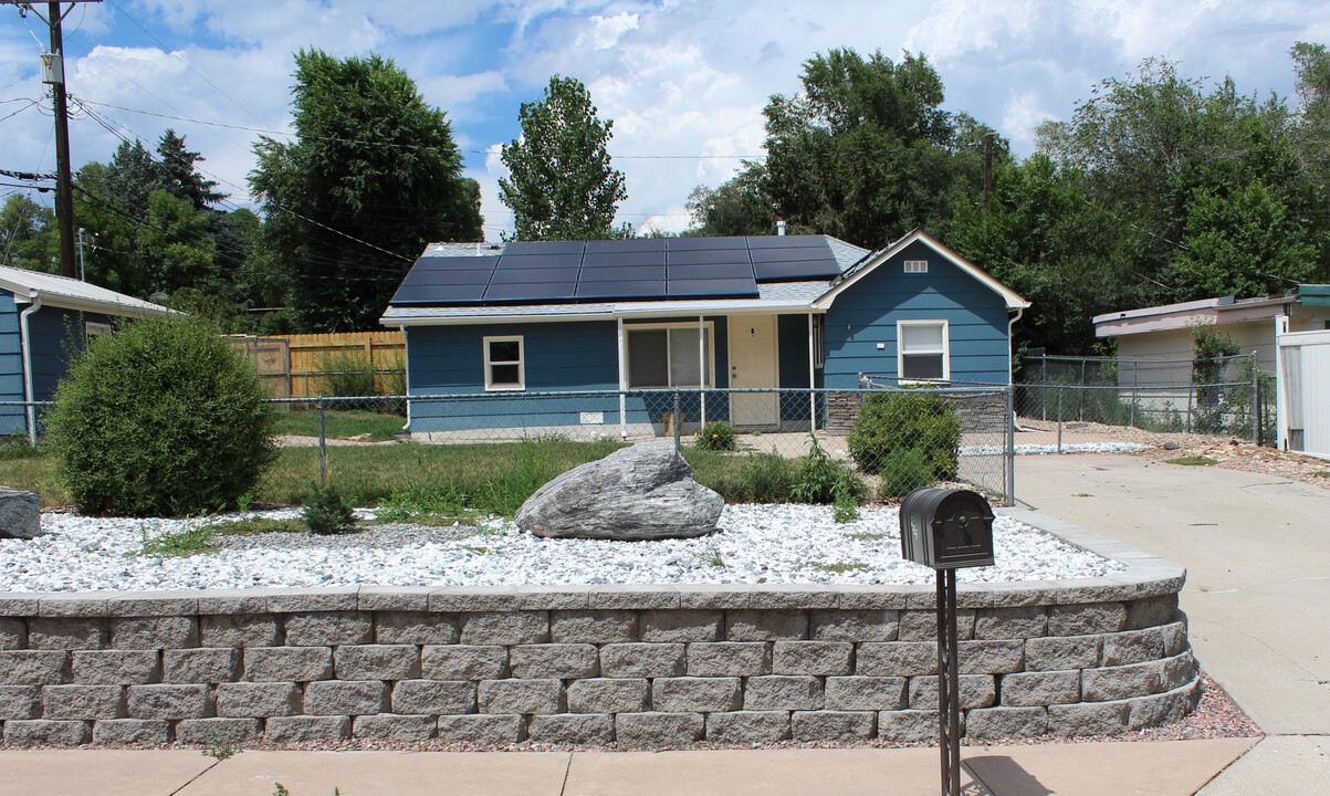 2420 E San Rafael St in Colorado Springs, CO - Foto de edificio