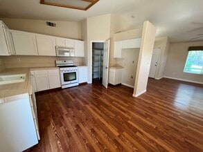 1030 Kamm Ave in Kingsburg, CA - Building Photo - Building Photo