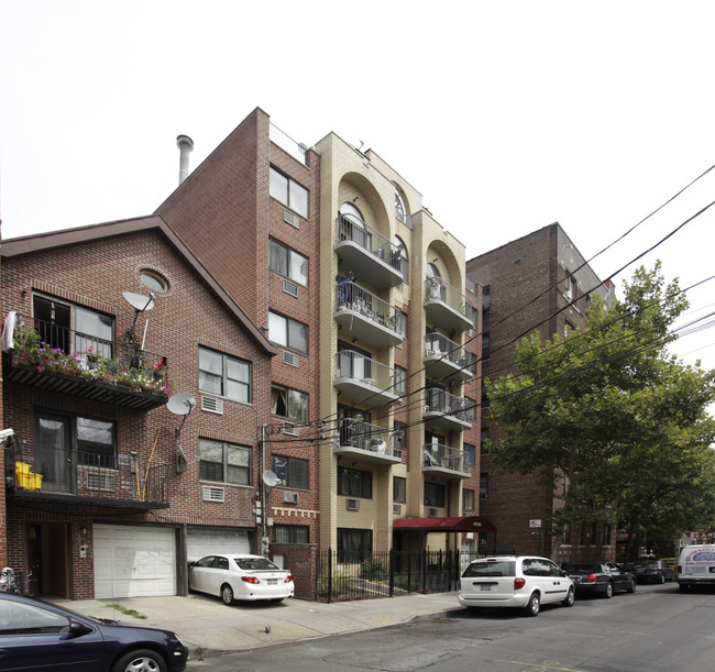 4023 Ithaca St in Flushing, NY - Foto de edificio - Building Photo