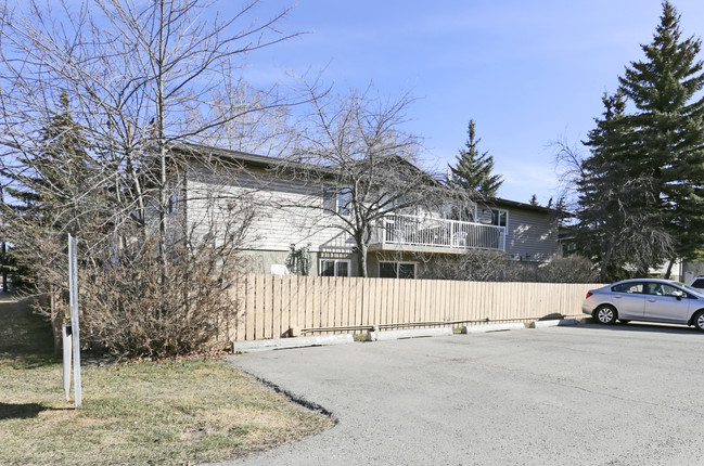 2 Dalton Dr NW in Calgary, AB - Building Photo - Building Photo