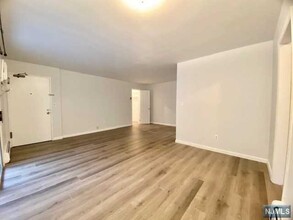 12 Burdette Ct-Unit -4 in Edgewater, NJ - Foto de edificio - Building Photo