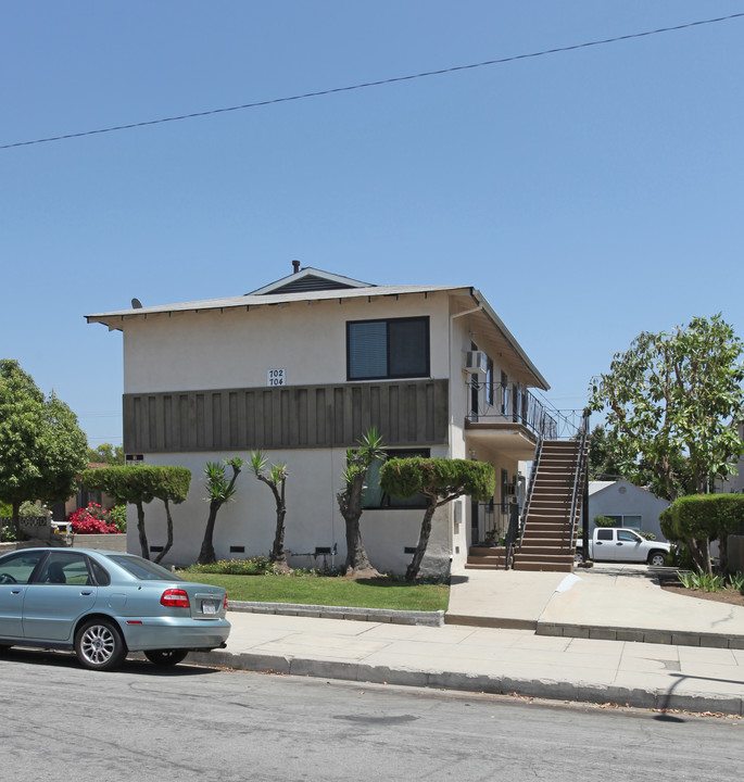 702-704 E Cedar Ave in Burbank, CA - Building Photo