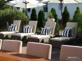 84 E Main St in Branford, CT - Building Photo