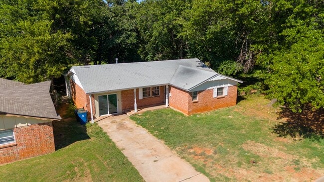 1309 Parkwoods Ct in Midwest City, OK - Foto de edificio - Building Photo