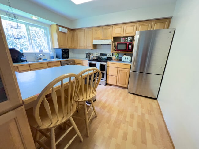 13355 N Madison Ave NE in Bainbridge Island, WA - Foto de edificio - Building Photo