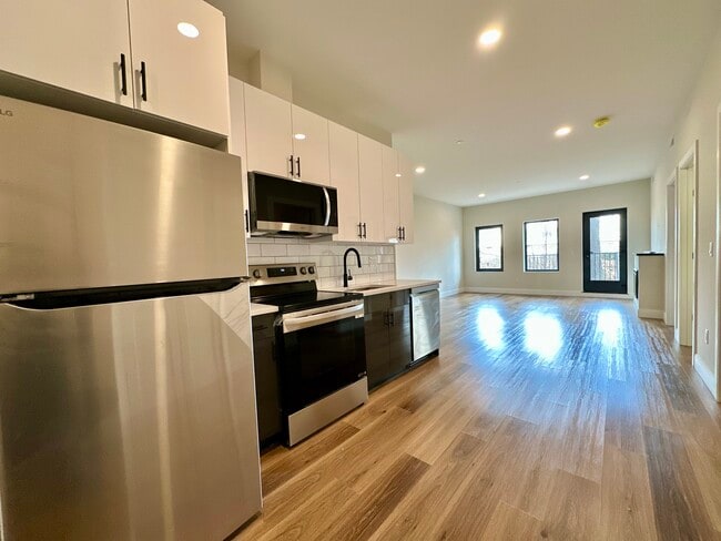 63 Belgrade Ave, Unit 103 in Boston, MA - Foto de edificio - Building Photo