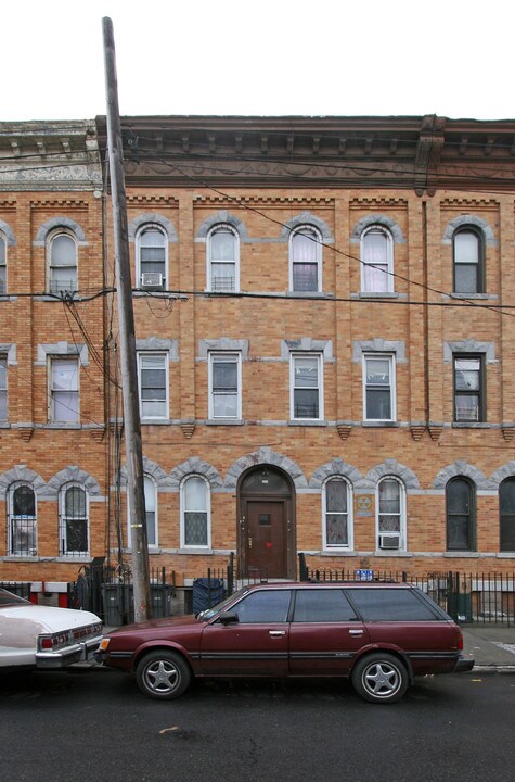 202 Starr St in Brooklyn, NY - Building Photo