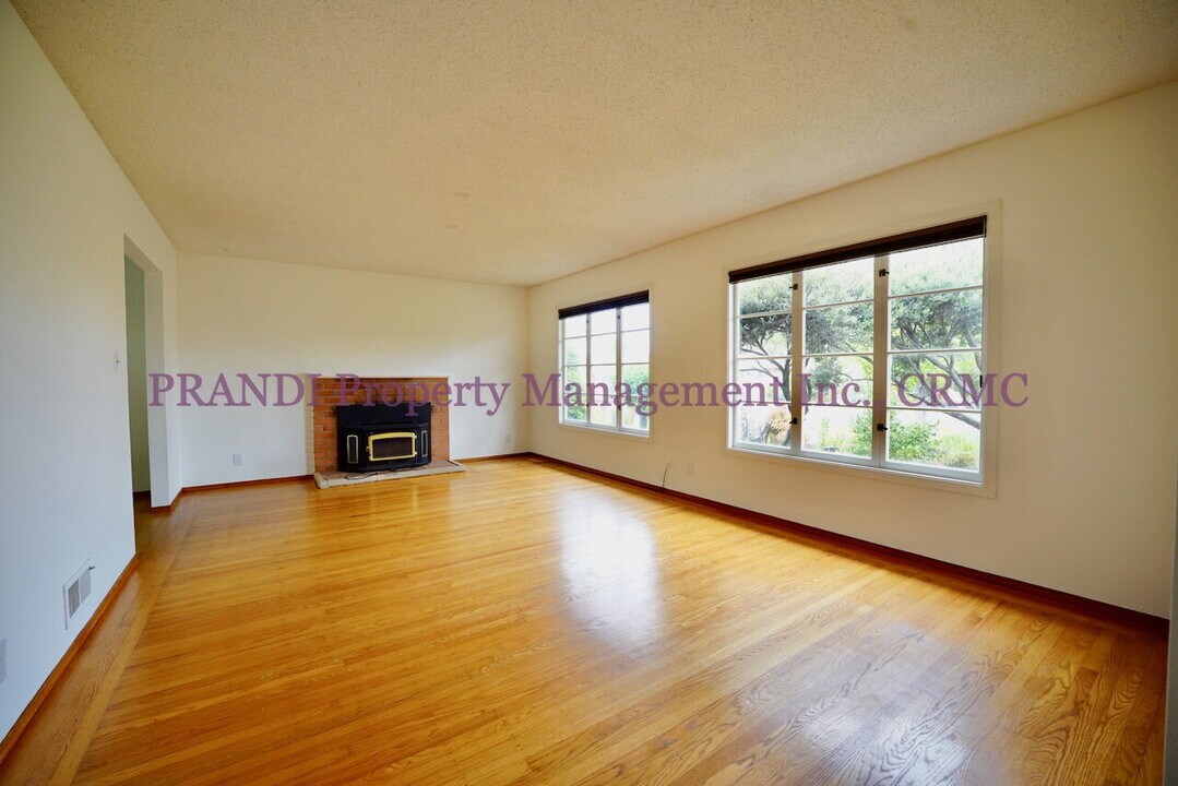 21 Ebbtide Psge in Corte Madera, CA - Building Photo