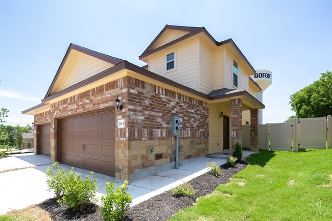 206 Samuel Dr in Mustang Ridge, TX - Building Photo - Building Photo