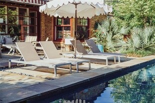 5301 W Mockingbird Ln in Dallas, TX - Building Photo