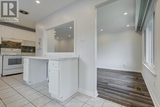 144 Willow Ln in Newmarket, ON - Building Photo - Building Photo