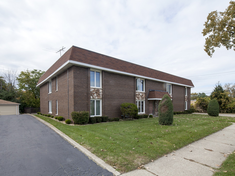 4312 Douglas Rd in Downers Grove, IL - Foto de edificio