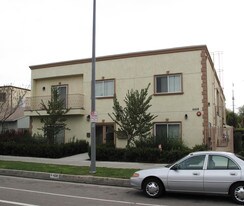 6456 Woodley Ave in Van Nuys, CA - Building Photo