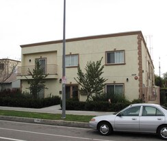 6456 Woodley Ave Apartments