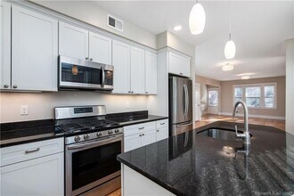 117 Sigourney St, Unit 1 in Hartford, CT - Foto de edificio - Building Photo