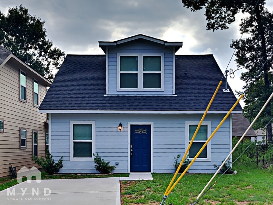 850 Palmdate in Montgomery, TX - Building Photo