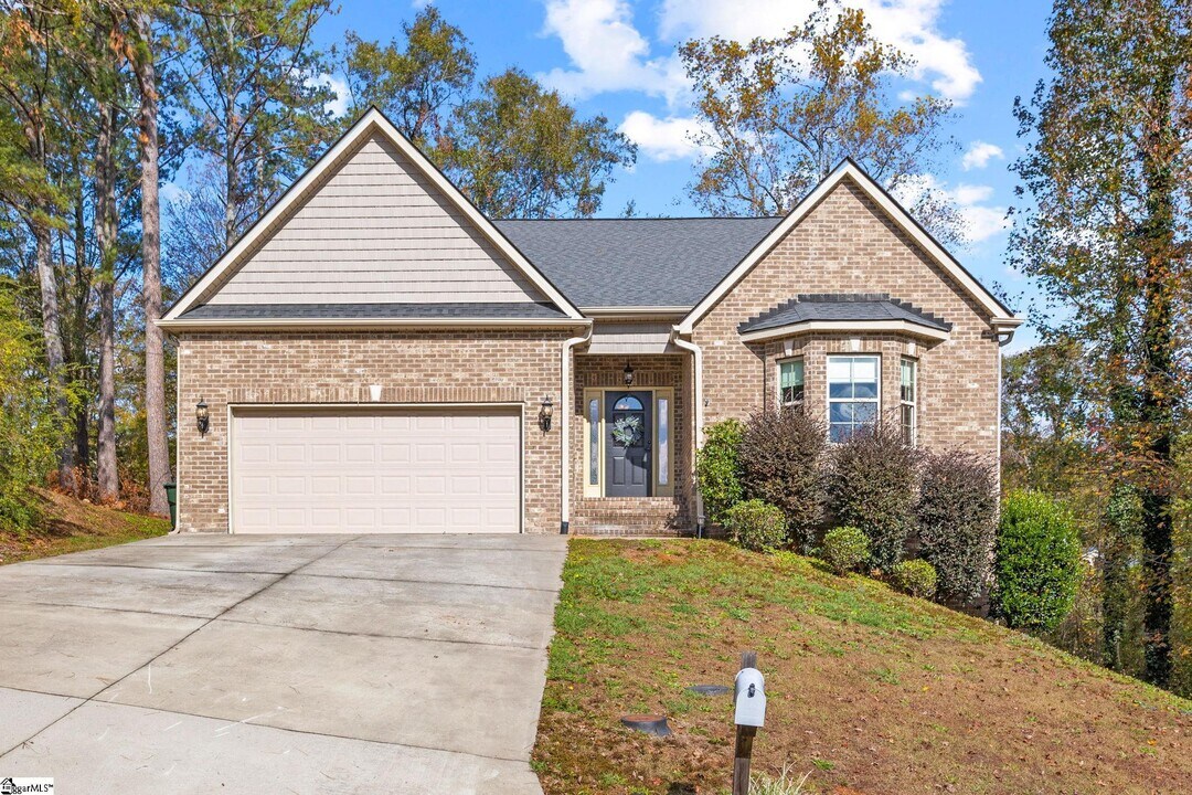 7 Eastwood Dr in Taylors, SC - Building Photo