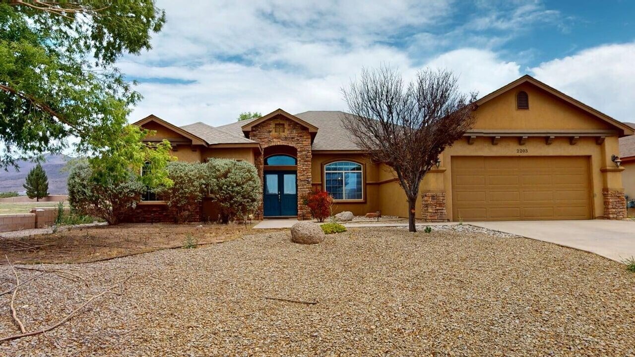 2203 Silverado in Alamogordo, NM - Foto de edificio