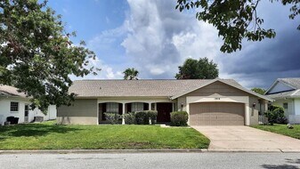 13016 Serpentine Dr in Hudson, FL - Building Photo