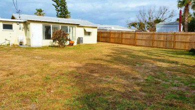 56 Seabreeze Dr in Ormond Beach, FL - Foto de edificio - Building Photo