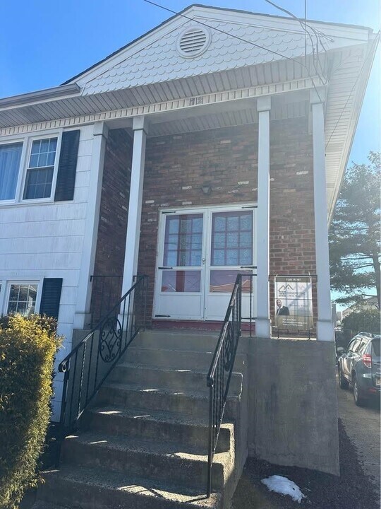 72 Country Village Rd in Jersey City, NJ - Building Photo