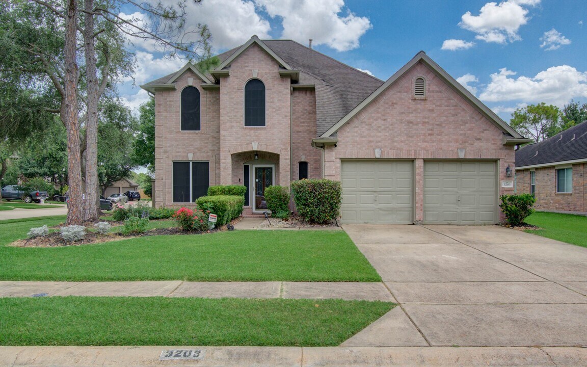 3203 Blaesser Dr in Pearland, TX - Building Photo