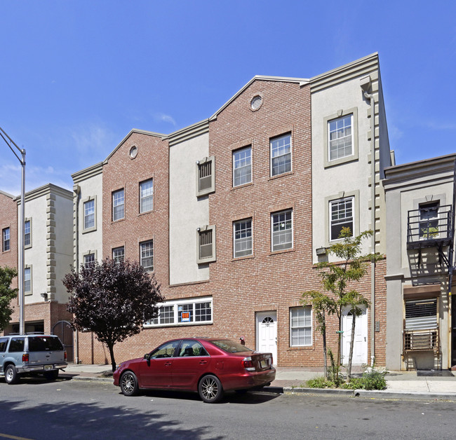 104 1st St in Elizabeth, NJ - Foto de edificio - Building Photo