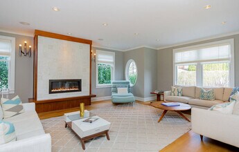 118 Burnett St in Southampton, NY - Building Photo - Building Photo