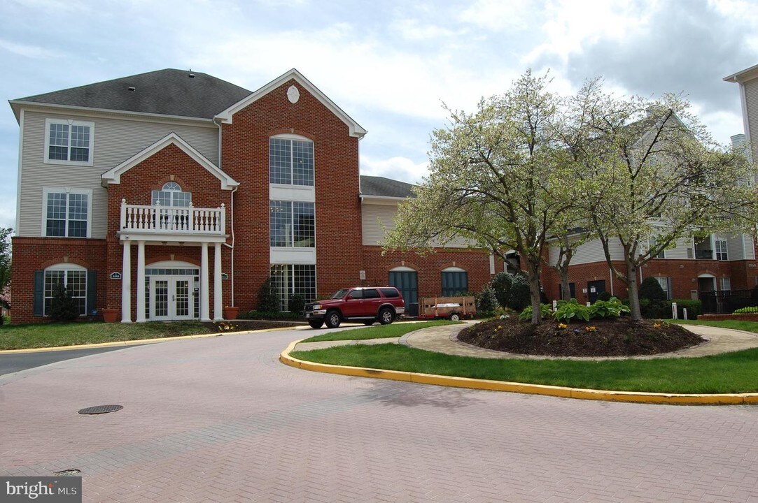 4862 Eisenhower Ave-Unit -366 in Alexandria, VA - Foto de edificio