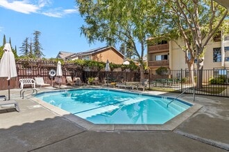 Parkview Apartments in Concord, CA - Foto de edificio - Building Photo