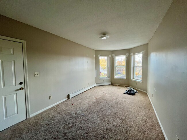 19 Divinity St in Bristol, CT - Building Photo - Building Photo