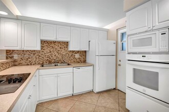 2326 S Cypress Bend Dr in Pompano Beach, FL - Building Photo - Building Photo