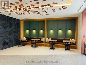 2495 Eglinton Ave W in Mississauga, ON - Building Photo - Building Photo