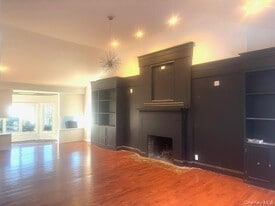 23 Gay Dr in Kings Point, NY - Building Photo