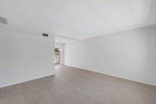 609 NE 13th Ave in Fort Lauderdale, FL - Building Photo
