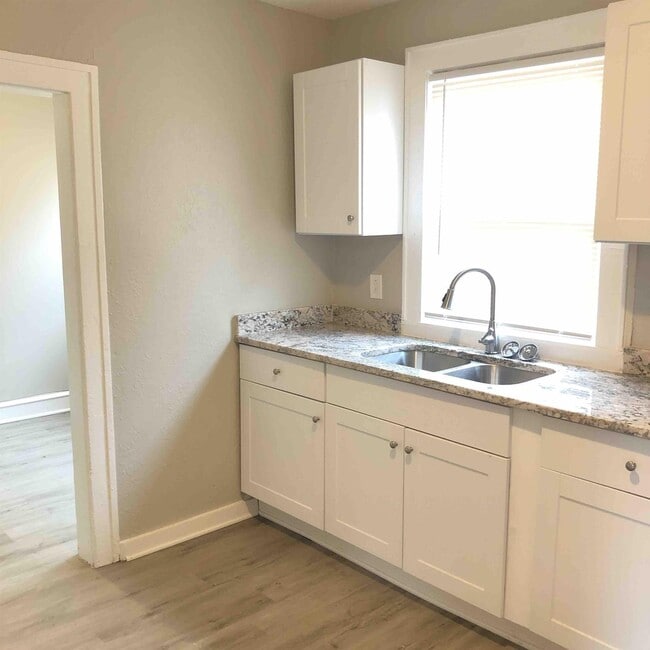 4042 College Ave in Kansas City, MO - Building Photo - Building Photo