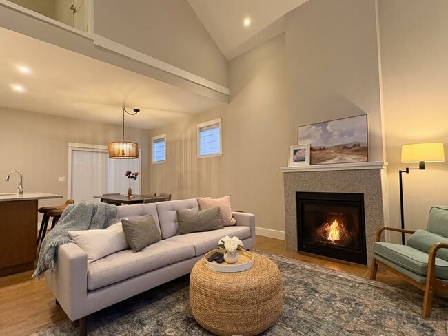 2430 Henry Av in Sidney, BC - Building Photo - Building Photo