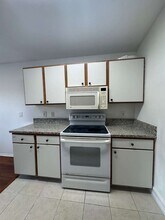 9999 Summerbreeze Dr in Sunrise, FL - Foto de edificio - Building Photo