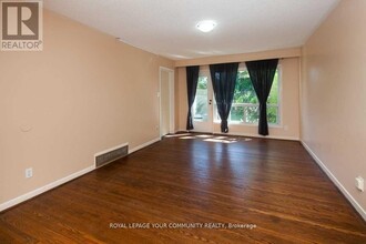 23 Fontainbleau Dr in Toronto, ON - Building Photo - Building Photo