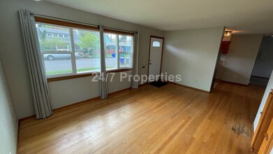 7025 N Tyler Ave in Portland, OR - Foto de edificio - Building Photo