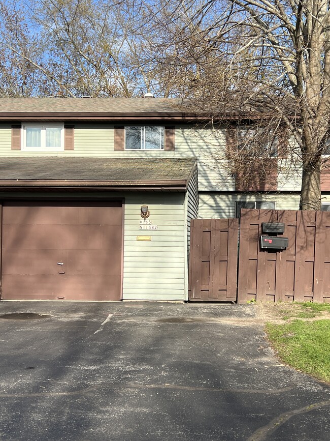 W165N11482 Royal Ct in Germantown, WI - Building Photo - Building Photo