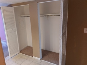 350 Plum Creek Dr, Unit 205 in Wheeling, IL - Building Photo - Building Photo