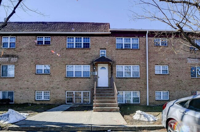 143 College Dr in Edison, NJ - Building Photo - Building Photo